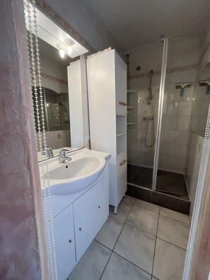 Ensemble douche/baignoire, sèche-cheveux, serviettes fournies