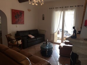 Tv, eldstad, dvd-spelare och ett bordtennisbord