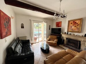 Tv, eldstad, dvd-spelare och ett bordtennisbord