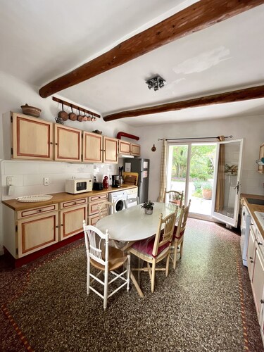 Provence Mas de caractère, countryside, swimming pool near Avignon, Lubéron, Mt Ventoux.