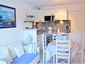 Interior - 2-room apartment with terrace, sleeps 5, Le Lavandou (Le Lavandou)
