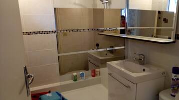 Douche, sĂšche-cheveux, serviettes fournies, savon