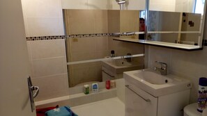 Douche, sèche-cheveux, serviettes fournies, savon