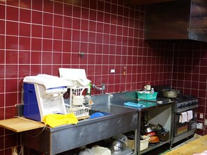 Private Log Cabin | Private kitchenette | Fridge, microwave, stovetop, rice cooker - Log Pension Izumigamori (Motobu)