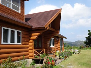 Property entrance - Log Pension Izumigamori (Motobu)