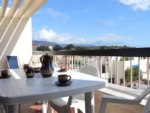 Outdoor dining - Lovely 2-room apt for 4 in Bormes-les-Mimosas, beachfront (Bormes-les-Mimosas)