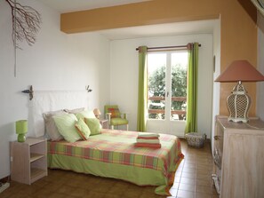 6 bedrooms, desk, iron/ironing board, free WiFi