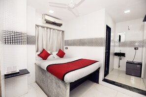 Kamar Ekonomi (Non AC) | Brankas, meja kerja, tempat tidur lipat/tambahan, dan Wi-Fi gratis