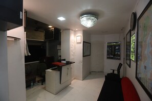 Lobby sitting area - Hotel Janata (Mumbai)