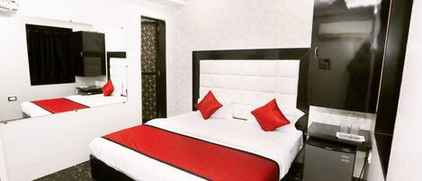 Deluxe-huone (AC) | Tallelokero huoneessa, työpöytä, lisävuoteet, ilmainen Wi-Fi