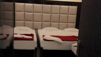 Chambre Quadruple Familiale (AC) | Coffres-forts dans les chambres, bureau, lits pliants/supplémentaires