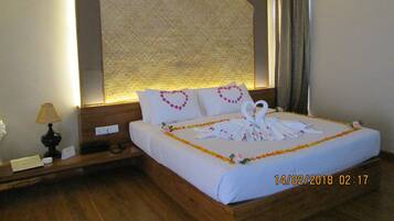 Frigobar, cofres nos quartos, camas extras/dobráveis (sobretaxa)