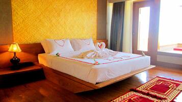 Executive Suite | Minibar, in-room safe, rollaway beds, free WiFi