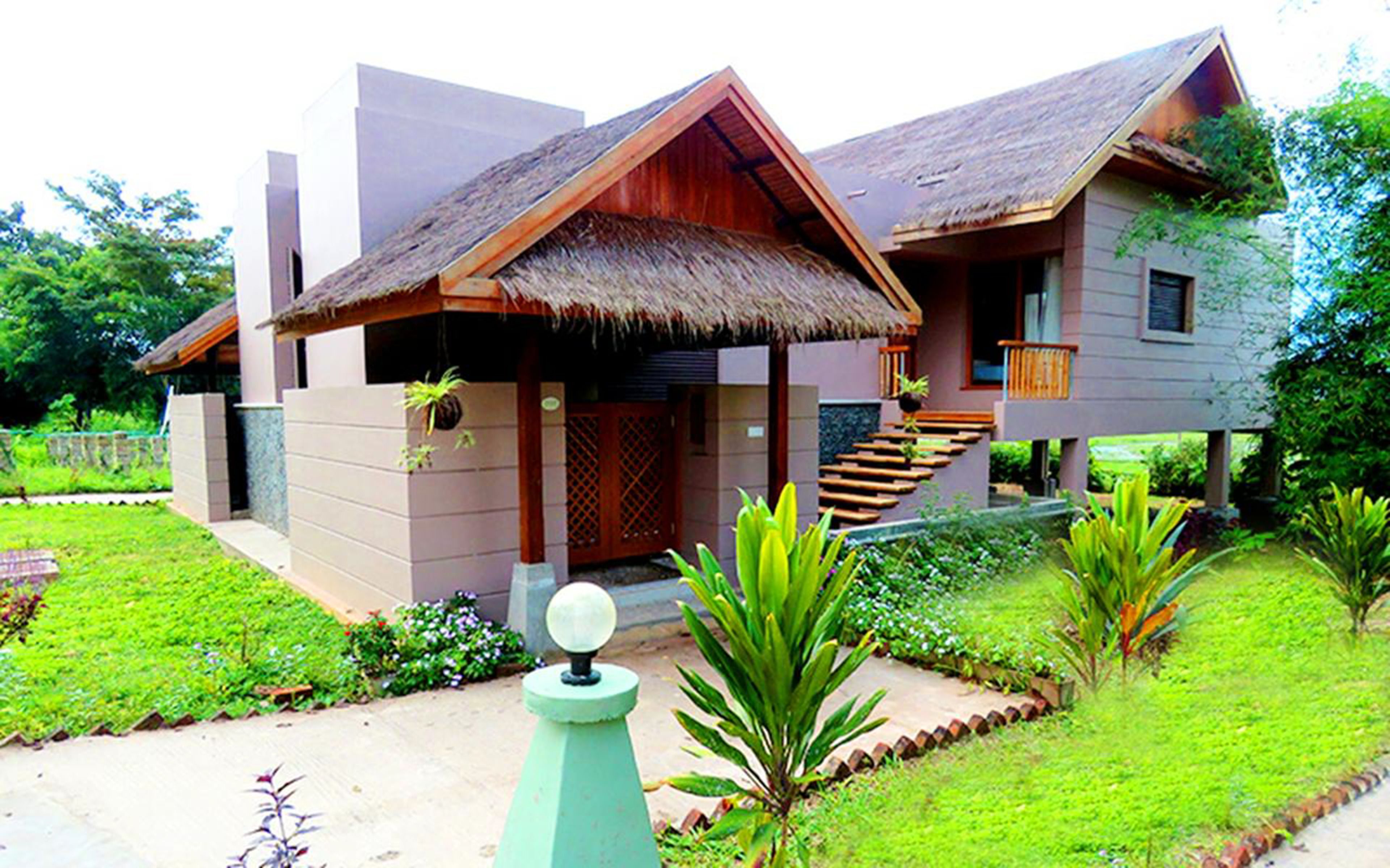 Executive Suite | Minibar, in-room safe, rollaway beds, free WiFi