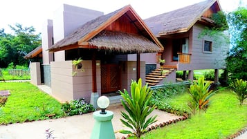 Executive Suite | Minibar, in-room safe, rollaway beds, free WiFi