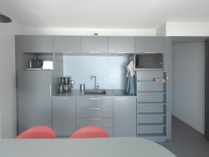 Réfrigérateur, micro-ondes, four, plaque de cuisson