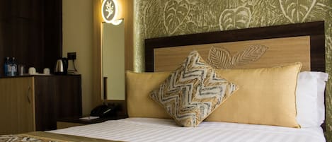 Phòng đôi Deluxe, 1 giường cỡ queen | Minibar, két bảo mật tại phòng, bàn, phòng cách âm