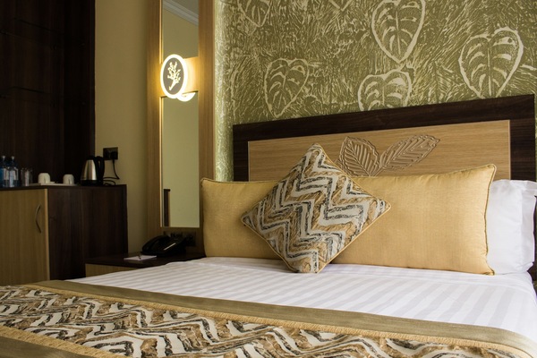 Doppia Deluxe, 1 letto queen | Minibar, una cassaforte in camera, una scrivania, insonorizzazione