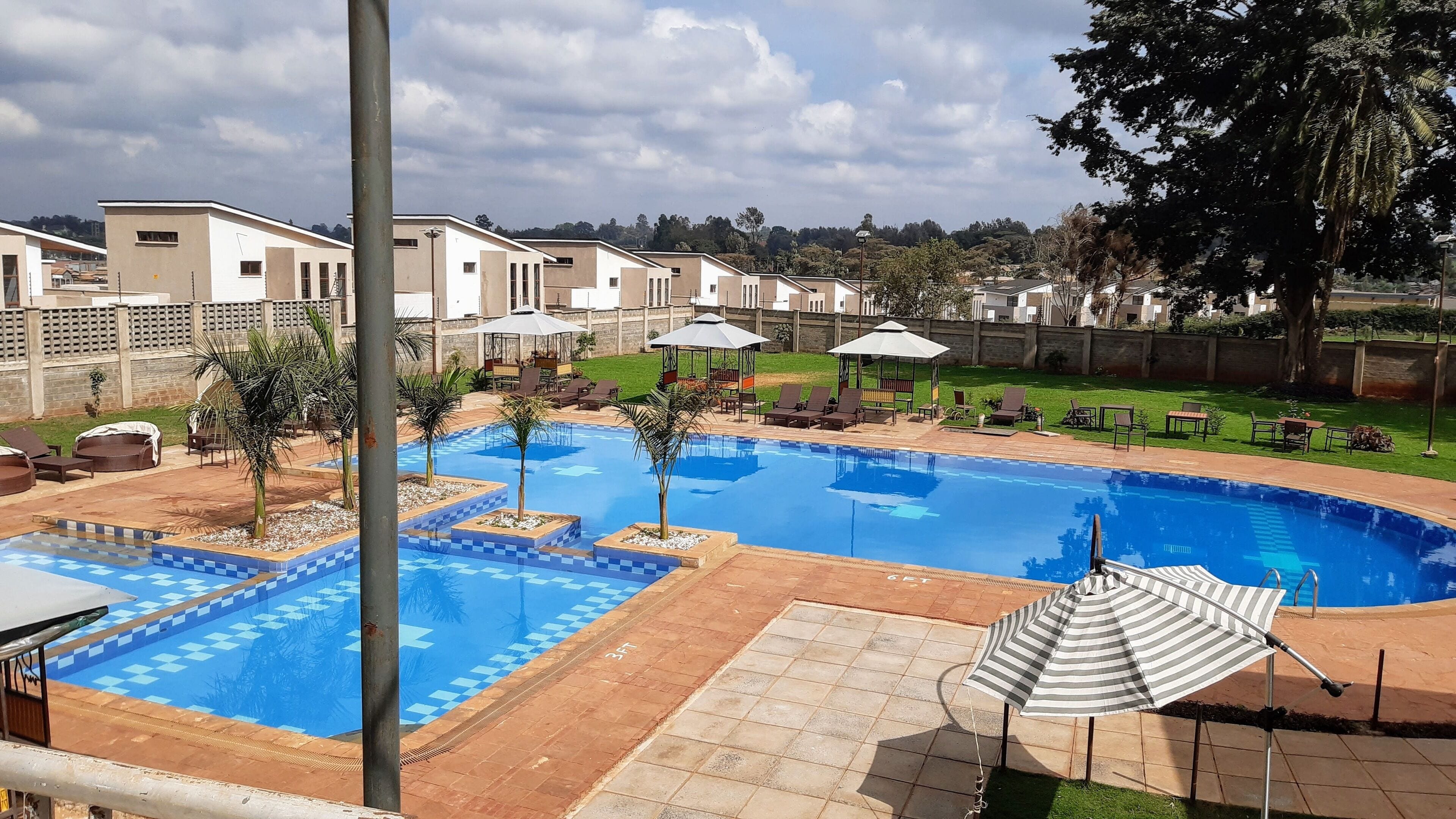 Hồ bơi ngoài trời 