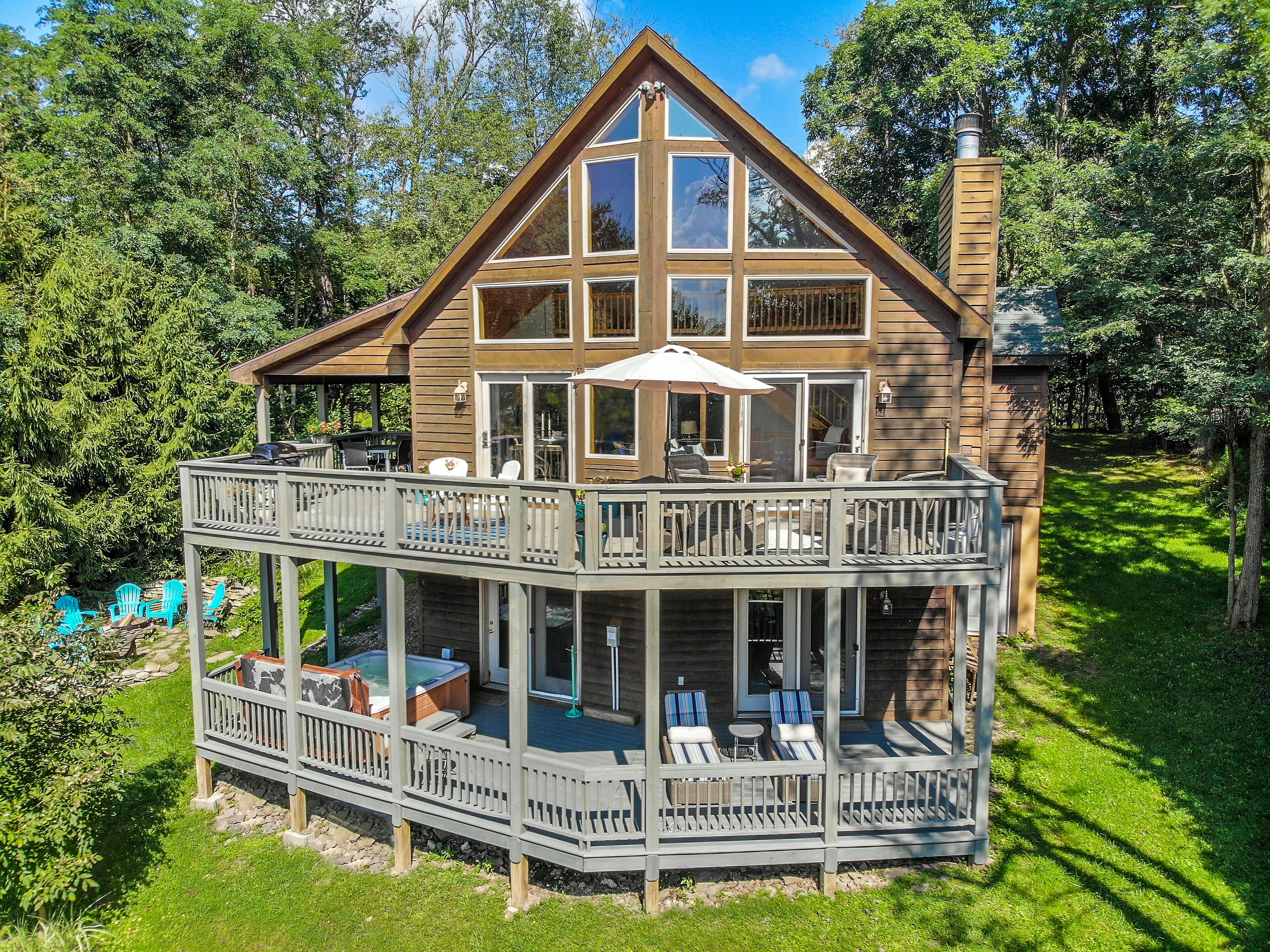 The Quarterdeck | Pet Friendly, Mountain Views!