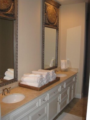 Combined shower/bathtub, hair dryer, towels, soap -  Resort Lake House with Panoramic Views--Game Room--Fire Pit--High Speed WiFi (Montgomery)