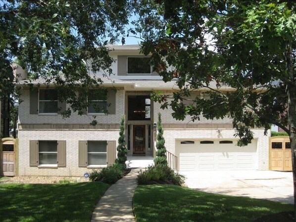 Exterior -  Resort Lake House with Panoramic Views--Game Room--Fire Pit--High Speed WiFi (Montgomery)