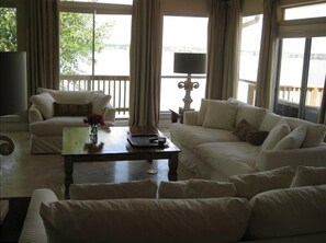 Smart TV, fireplace, DVD player, ping pong -  Resort Lake House with Panoramic Views--Game Room--Fire Pit--High Speed WiFi (Montgomery)