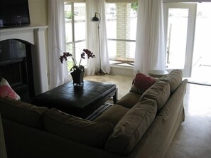 Smart TV, fireplace, DVD player, ping pong -  Resort Lake House with Panoramic Views--Game Room--Fire Pit--High Speed WiFi (Montgomery)