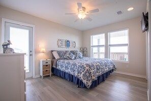 3 bedrooms, iron/ironing board, free WiFi, bed sheets - Stunning View! Beachfront! Gourment Kitchen Pets OK-Pelican Bay (Bolivar Peninsula)