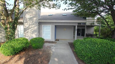¡NUEVO LISTADO! ¡HERMOSO APARTAMENTO DE DOS HISTORIAS en TELLICO VILLAGE GOLF RESORT! 
