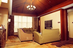 Suite | Zimmersafe, Schreibtisch, Verdunkelungsvorhänge, kostenloses WLAN