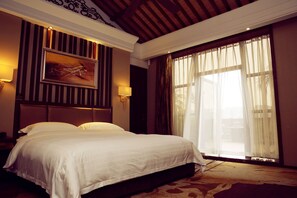 Zimmersafe, Schreibtisch, Verdunkelungsvorhänge, kostenloses WLAN