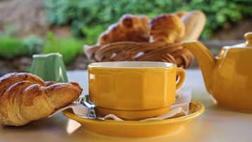 Daily continental breakfast (EUR 14 per person)