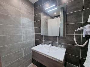 Rainfall showerhead, free toiletries, hair dryer, towels - Hôtel Ambeille (Collioure)