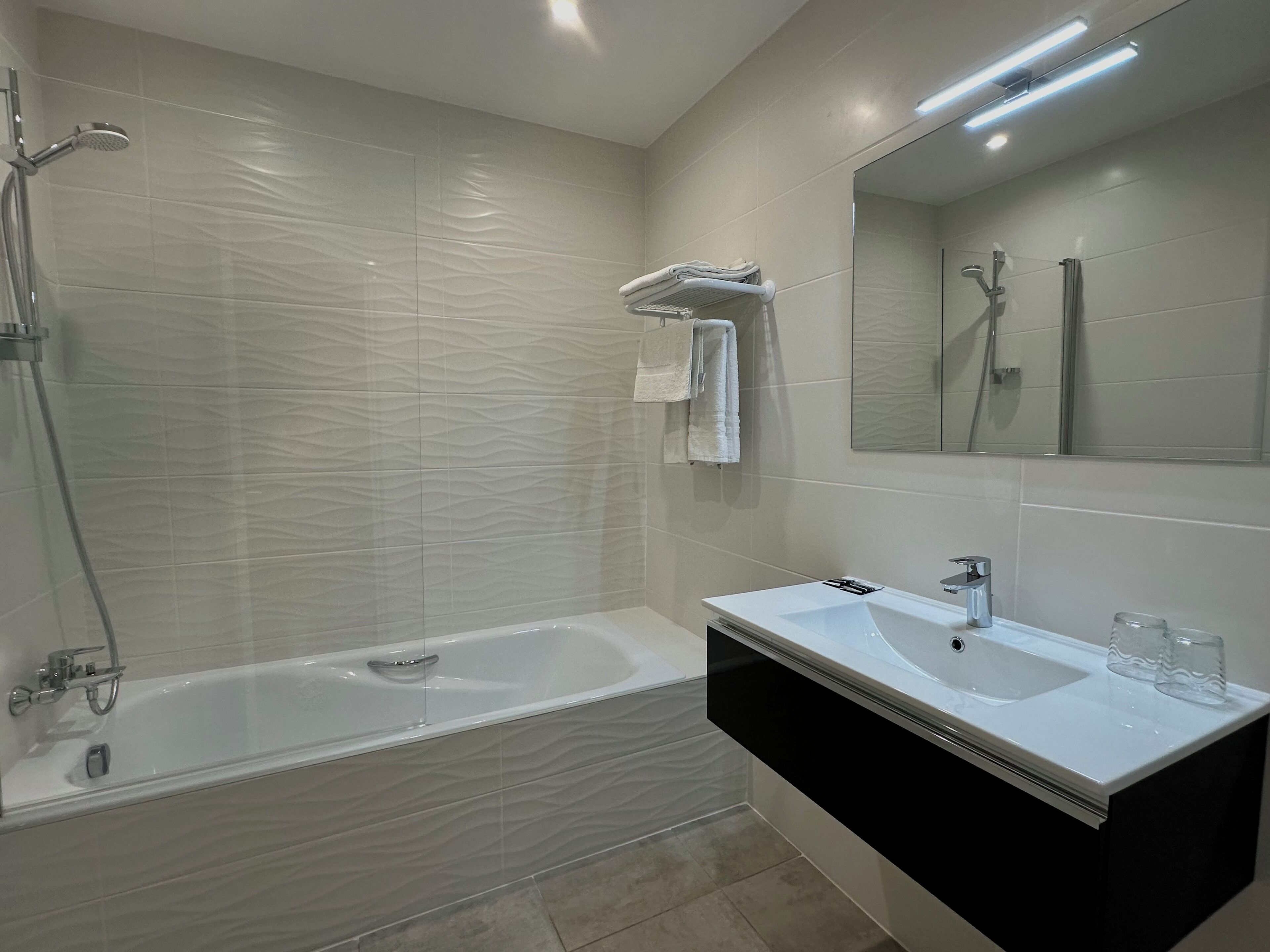 Douche à « effet pluie », articles de toilette gratuits, sèche-cheveux