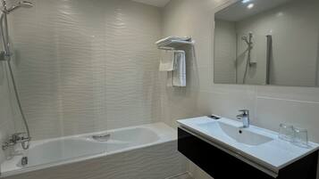 Douche à « effet pluie », articles de toilette gratuits, sèche-cheveux