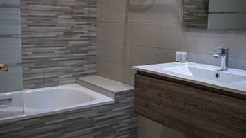 Rainfall showerhead, free toiletries, hair dryer, towels
