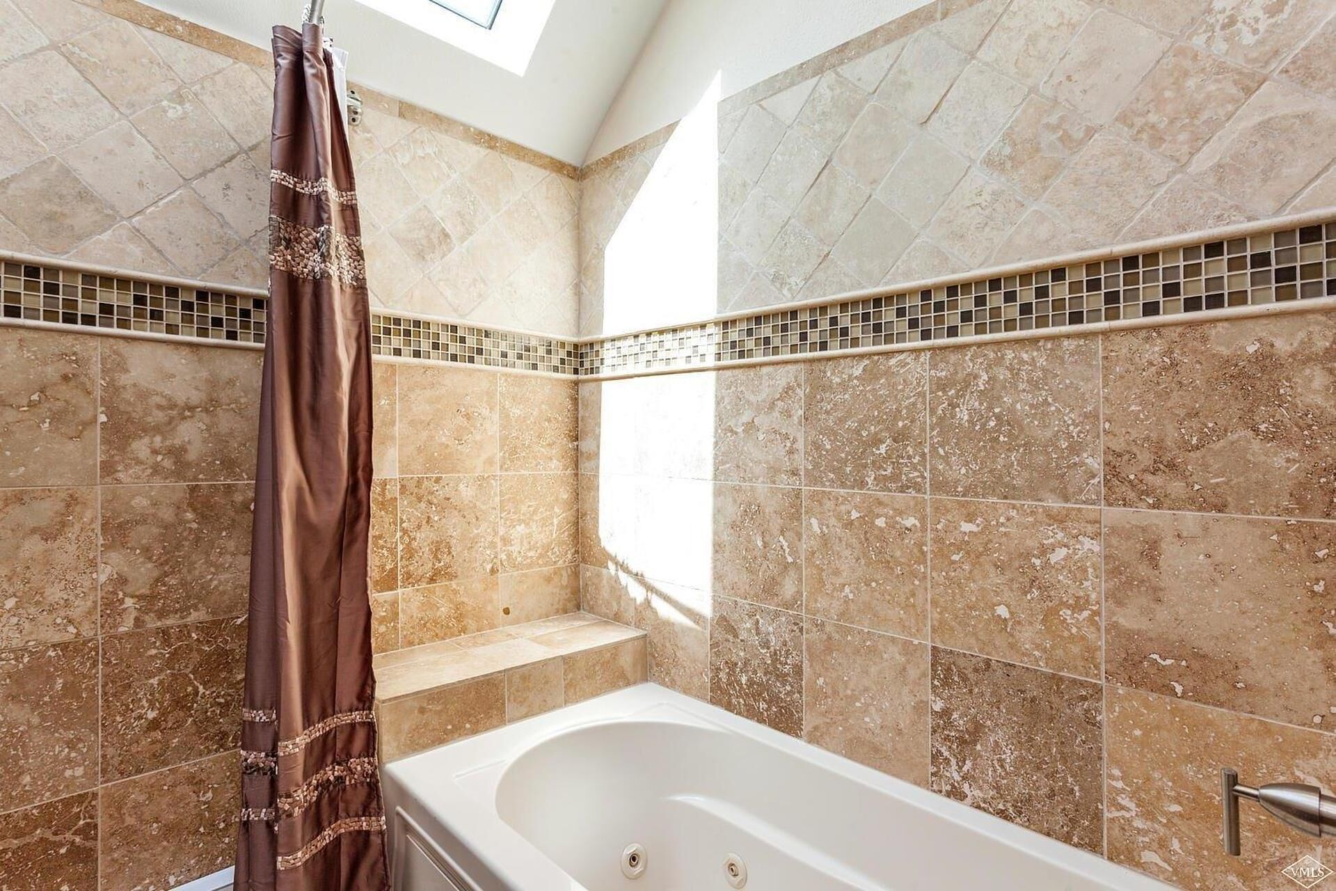 Ducha, bañera de hidromasaje, secador de pelo, toallas