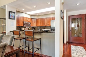 Køleskab, mikrobølgeovn, ovn, kogeplade