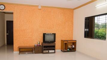 1 bedroom, desk