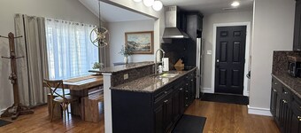 'Rustic Refined Retreat’ Lakeside Home - Walk to Everything! 