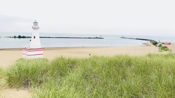 Plage à proximité, chaises longues, serviettes de plage