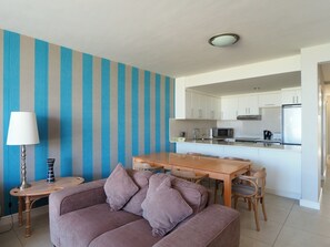 Departamento Deluxe, 3 habitaciones | 3 habitaciones, tabla de planchar con plancha, cunas y ropa de cama 