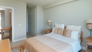 Deluxe Apartment, 3 Bedrooms - Dolphin Beach H103 (Cape Town)