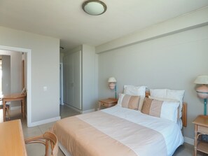 Departamento Deluxe, 3 habitaciones | 3 habitaciones, tabla de planchar con plancha, cunas y ropa de cama 