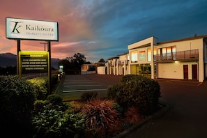 Property entrance - Kaikoura Quality Suites (Kaikoura)