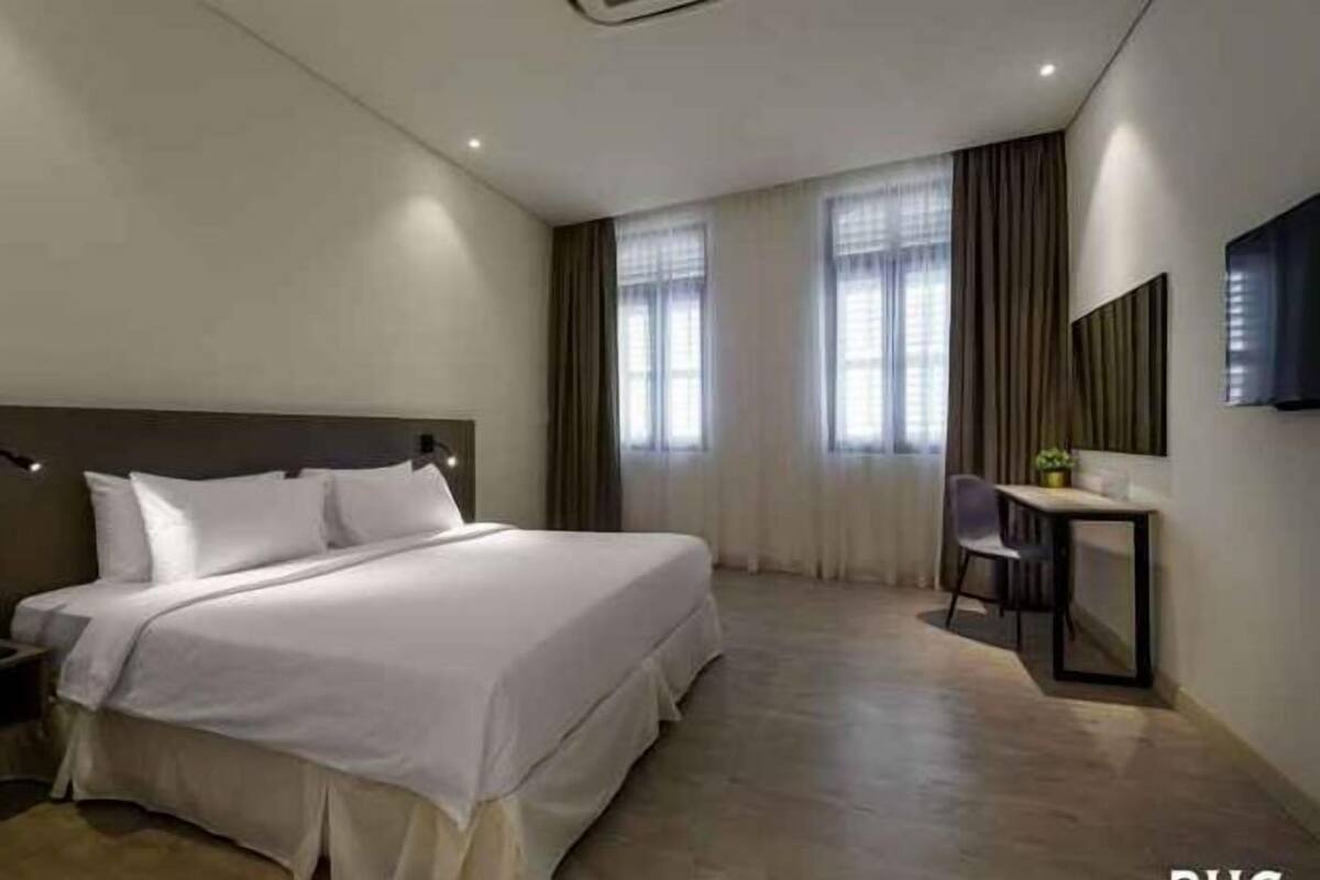 2 bilik tidur, peti besi dalam bilik, meja, seterika/papan seterika