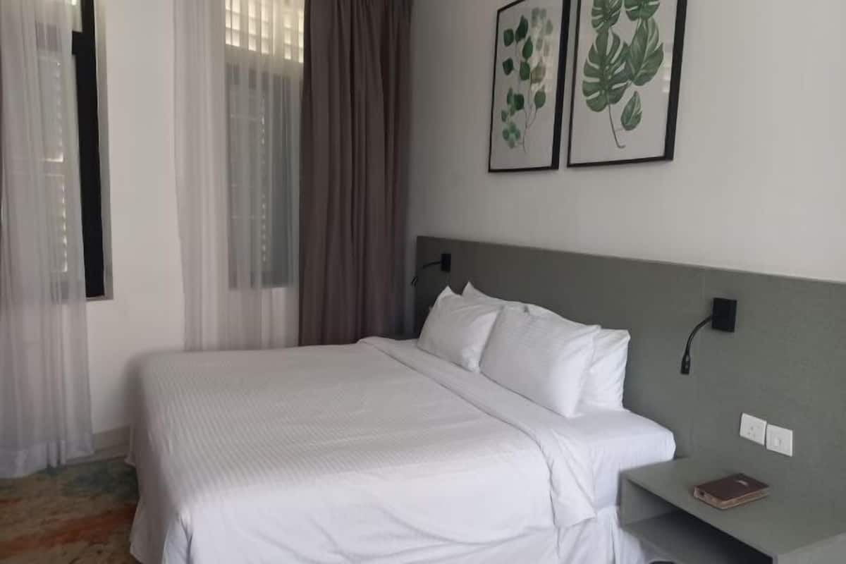 2 slaapkamers, een kluis op de kamer, een bureau