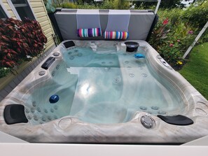 Bañera de hidromasaje al aire libre