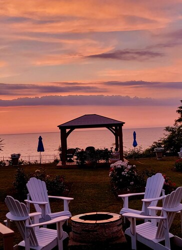 LAKEFRONT PRIVACY ON SUNSET COVE